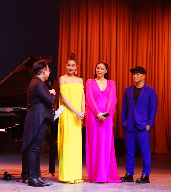 thanh hang, ha ho va dan hoa hau dat tay nhau tham du trien lam cua nguyen cong tri - 4