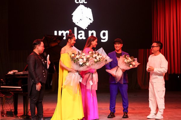 thanh hang, ha ho va dan hoa hau dat tay nhau tham du trien lam cua nguyen cong tri - 7