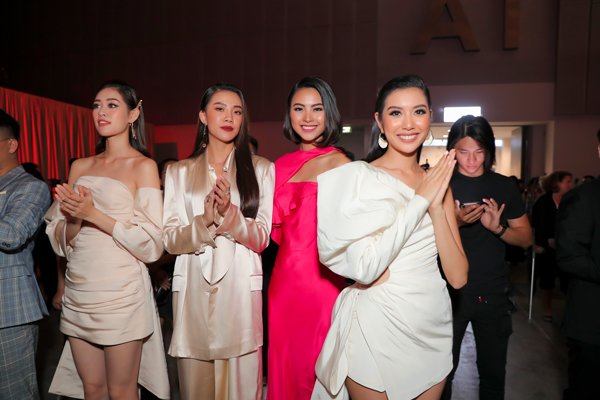 thanh hang, ha ho va dan hoa hau dat tay nhau tham du trien lam cua nguyen cong tri - 9