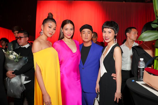 thanh hang, ha ho va dan hoa hau dat tay nhau tham du trien lam cua nguyen cong tri - 6