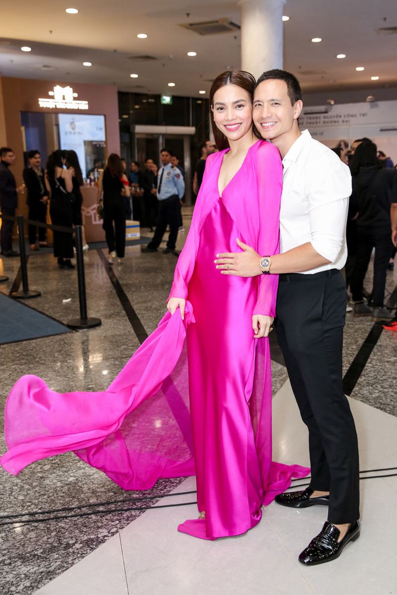 thanh hang, ha ho va dan hoa hau dat tay nhau tham du trien lam cua nguyen cong tri - 3