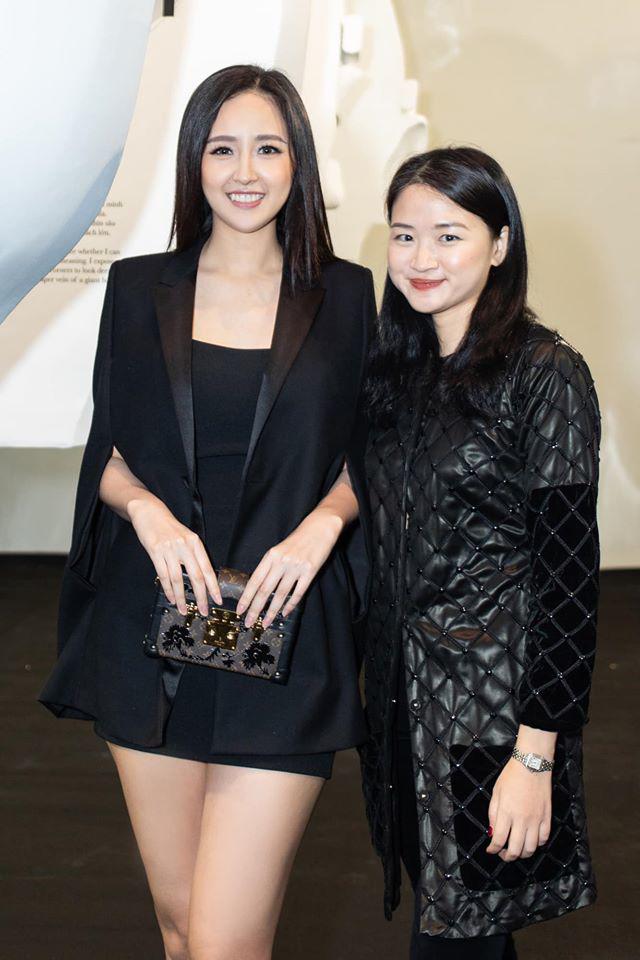 thanh hang, ha ho va dan hoa hau dat tay nhau tham du trien lam cua nguyen cong tri - 8