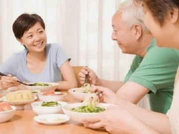 Bố mẹ cáu gắt, ăn uống thất thường là dấu hiệu thiếu dinh dưỡng khi về già
