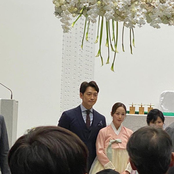 Đám cưới em trai Kim Tae Hee: Cô dâu chú rể không nổi bật bằng anh rể - chị gái - 2
