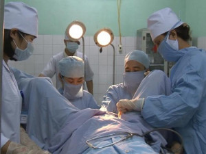 Cô gái mắc bệnh trĩ vì nghiện đồ ăn cay nóng: Những thói quen khiến người trẻ sớm mắc bệnh