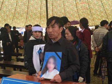 Bố nữ sinh giao gà ôm di ảnh con, đứng lặng người khi tòa tuyên án Bùi Thị Kim Thu