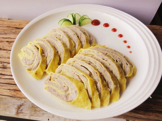 Trứng đừng rán hay luộc, đem cuộn thịt có ngay món cực đỉnh, cả nhà ăn xuýt xoa