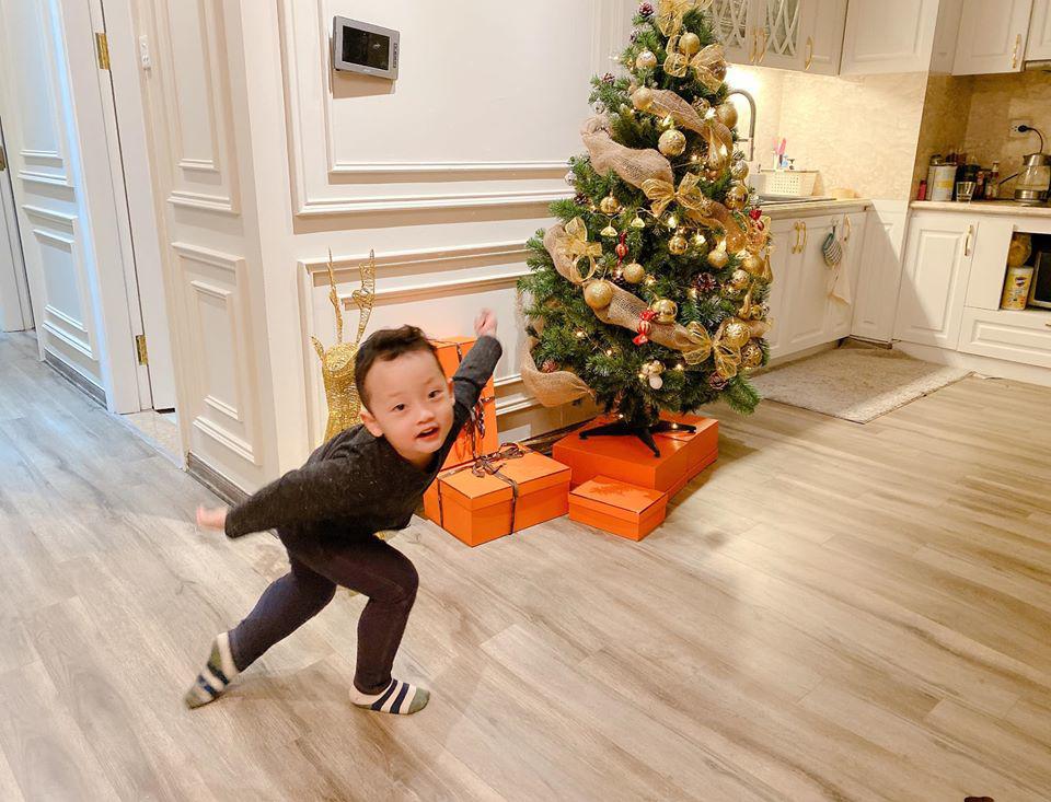 Ngủ dậy không thấy con trai đâu, Ly Kute hốt hoảng đi tìm thì bất ngờ lúc thấy bé - 3