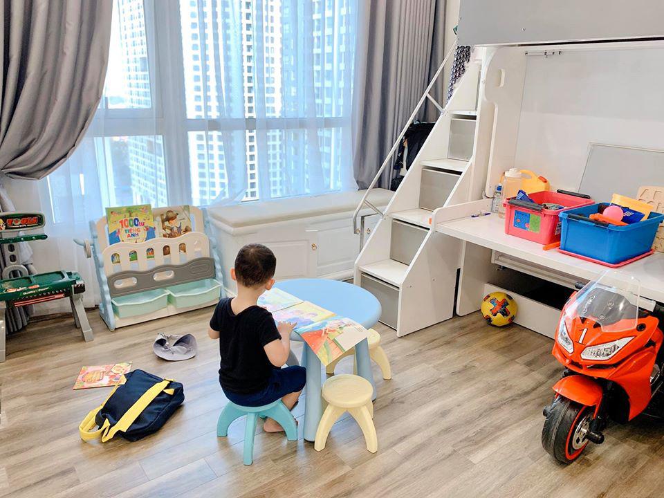 Ngủ dậy không thấy con trai đâu, Ly Kute hốt hoảng đi tìm thì bất ngờ lúc thấy bé - 1