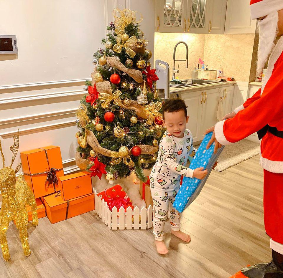 Ngủ dậy không thấy con trai đâu, Ly Kute hốt hoảng đi tìm thì bất ngờ lúc thấy bé - 4