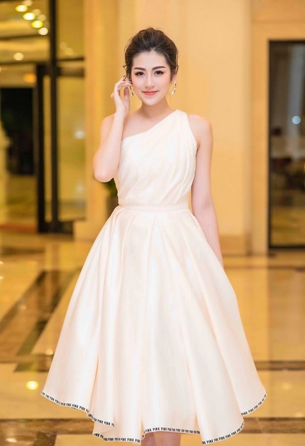 duong tu anh dich thi la me bim cham dien vay xe ta quyen ru nhat nhi showbiz viet - 13