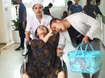 Hoa Hồng Trên Ngực Trái: San vỡ chum, Khang kêu trời đẻ một đứa duy nhất thôi nhé!