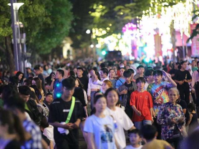 Người dân đổ về trung tâm Hà Nội, TPHCM đón năm mới, nhiều tuyến đường kẹt cứng