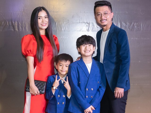 Vợ chồng Lâm Vỹ Dạ - Hứa Minh Đạt mang 2 quý tử đáng yêu tới sự kiện cuối năm