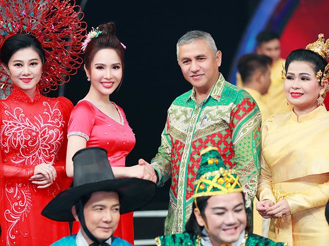 Á quân Thần tượng Bolero Dương Kim Ánh được Tổng lãnh sự quán Indonesia khen nức nở