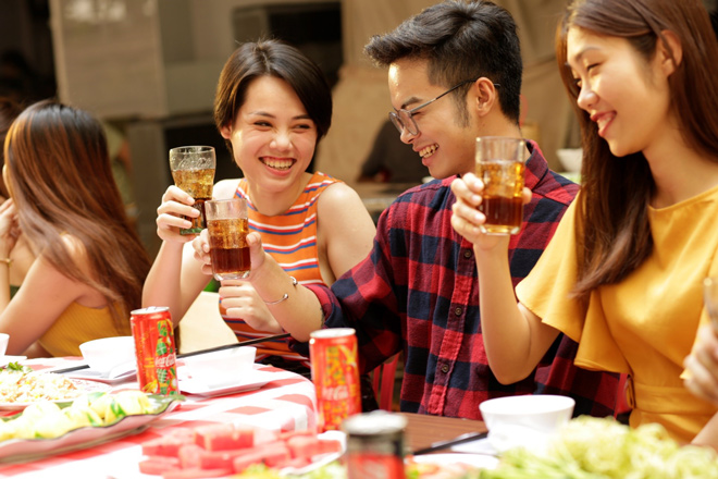 Tết xôm tụ với biệt đội Coke Squad và bàn tiệc năm mới dài nhất châu Á - 3