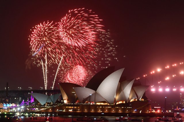 Thế giới rộn ràng đón năm mới 2020, thành phố Sydney bắn pháo hoa không thể mãn nhãn hơn - 2
