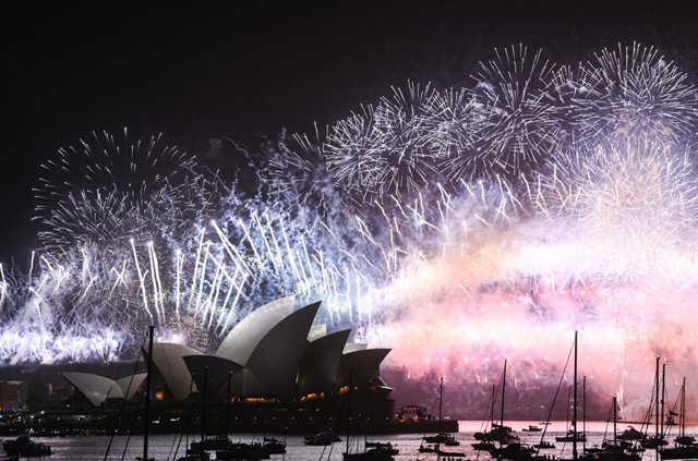 Thế giới rộn ràng đón năm mới 2020, thành phố Sydney bắn pháo hoa không thể mãn nhãn hơn - 4