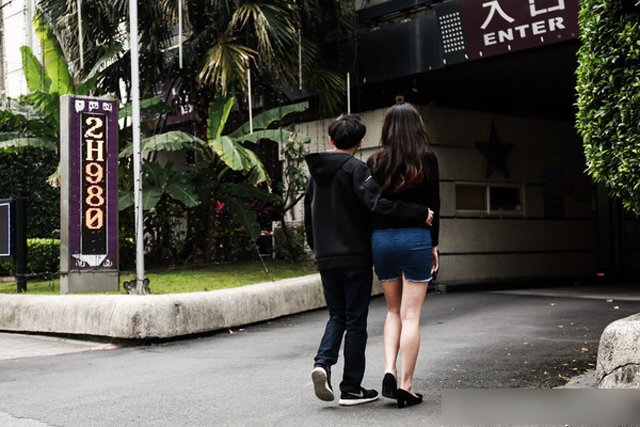 Vợ vào khách sạn với sếp, chồng đợi ngoài cửa suốt 8h phát hiện sự thật không tưởng - 1