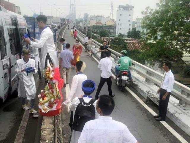 Kẹt xe không lối thoát ở cửa ngõ Sài Gòn, chú rể rời ô tô đi bộ rước dâu
