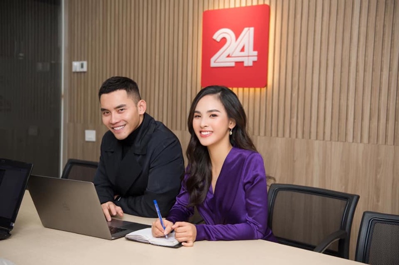 Quỳnh Nga bắt đầu dẫn "Chuyển động 24h" từ khoảng giữa năm. Trước đó, cô làm việc cho VTV từ tháng 4/2019 và từng làm MC cho bản tin "Y tế 24h" trên kênh VTV1.
