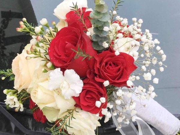 Hồng đỏ kết hợp hồng trắng tinh tế