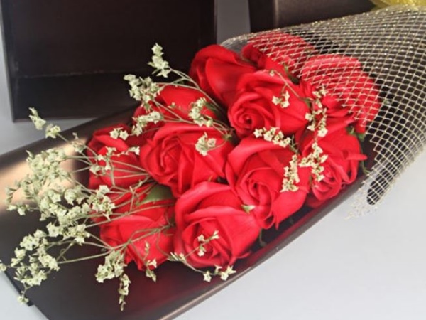 Một bó hoa hồng đỏ nhẹ nhàng dành tặng người thân yêu ngày valentine