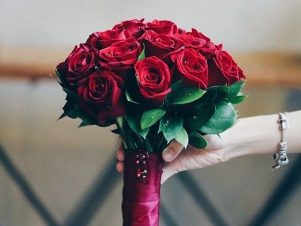 Kiểu bó hồng đỏ đơn giản nhưng sang trọng thích hợp làm hoa cưới