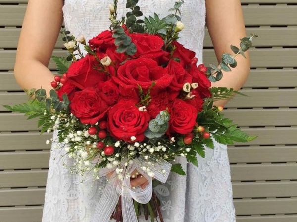 Bó hoa hồng đỏ cầm tay, trang trí bắt mắt rực rỡ