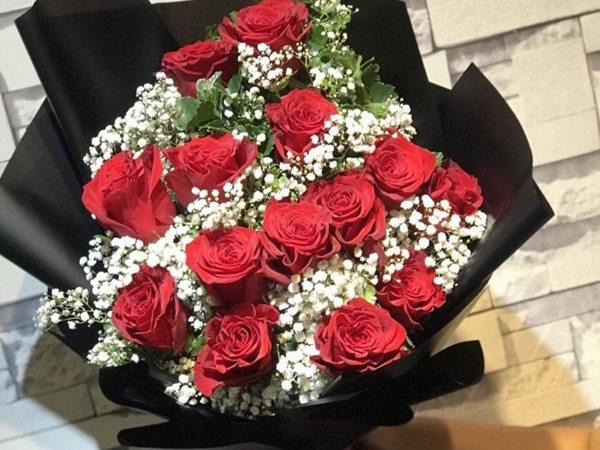 Bó hồng xếp tầng tặng vợ cho tình cảm luôn thăng hoa