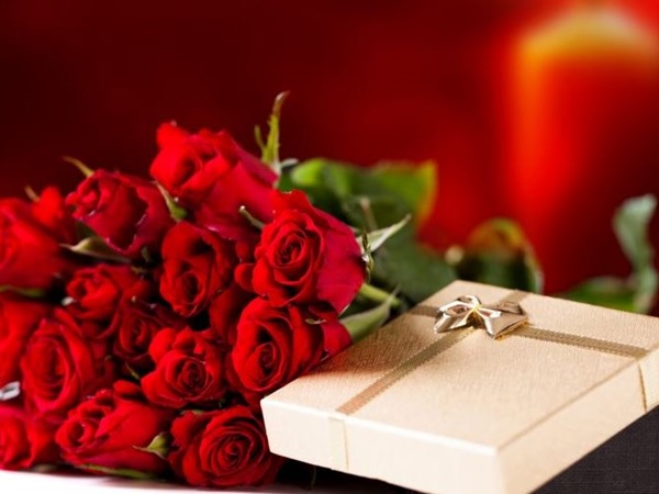 Hoa hồng đỏ và món quà nhỏ đi kèm sẽ làm người ấy thích thú