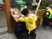 Làm mẹ - Tưởng đùa có thật: Ông bố tức sùi bọt mép, nhập viện cấp cứu khi đang dạy con học