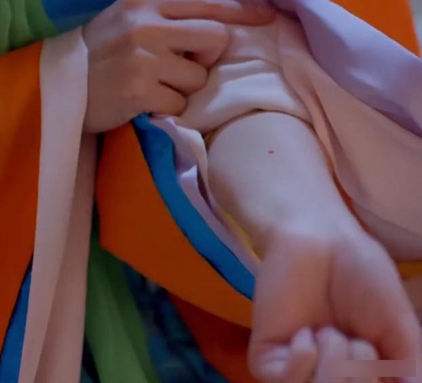 Thực hư về amp;#34;thủ cung saamp;#34;: Vết son đỏ trên tay để kiểm tra trinh tiết của phụ nữ xưa - 1