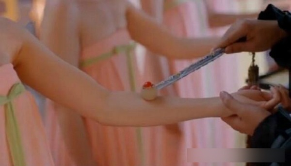 Thực hư về amp;#34;thủ cung saamp;#34;: Vết son đỏ trên tay để kiểm tra trinh tiết của phụ nữ xưa - 3