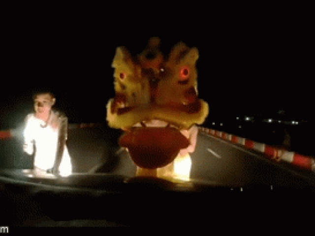 Clip Eva - "Thót tim" khi nhóm múa lân nhảy ra giữa đường, chặn đầu xe để xin tiền