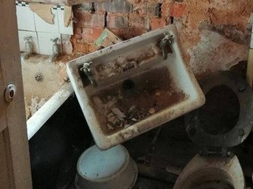 Treo giá rẻ như cho, ai can đảm mới mua ngôi nhà đáng sợ này