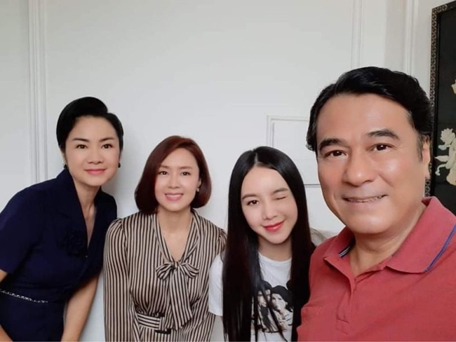 Hướng Dương Ngược Nắng: Lộ gia đình bề thế của Hồng Diễm, bất ngờ nhất là người bố đại gia - 1