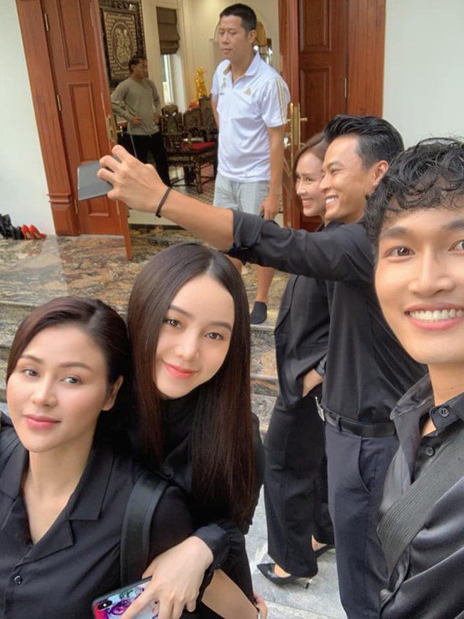 Hướng Dương Ngược Nắng: Lộ gia đình bề thế của Hồng Diễm, bất ngờ nhất là người bố đại gia - 10