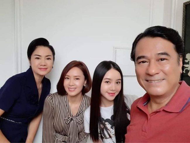 Hướng Dương Ngược Nắng: Lộ gia đình bề thế của Hồng Diễm, bất ngờ nhất là người bố đại gia - 2