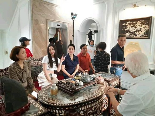 Hướng Dương Ngược Nắng: Lộ gia đình bề thế của Hồng Diễm, bất ngờ nhất là người bố đại gia - 5