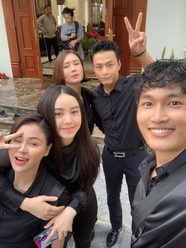 Hướng Dương Ngược Nắng: Lộ gia đình bề thế của Hồng Diễm, bất ngờ nhất là người bố đại gia - 9