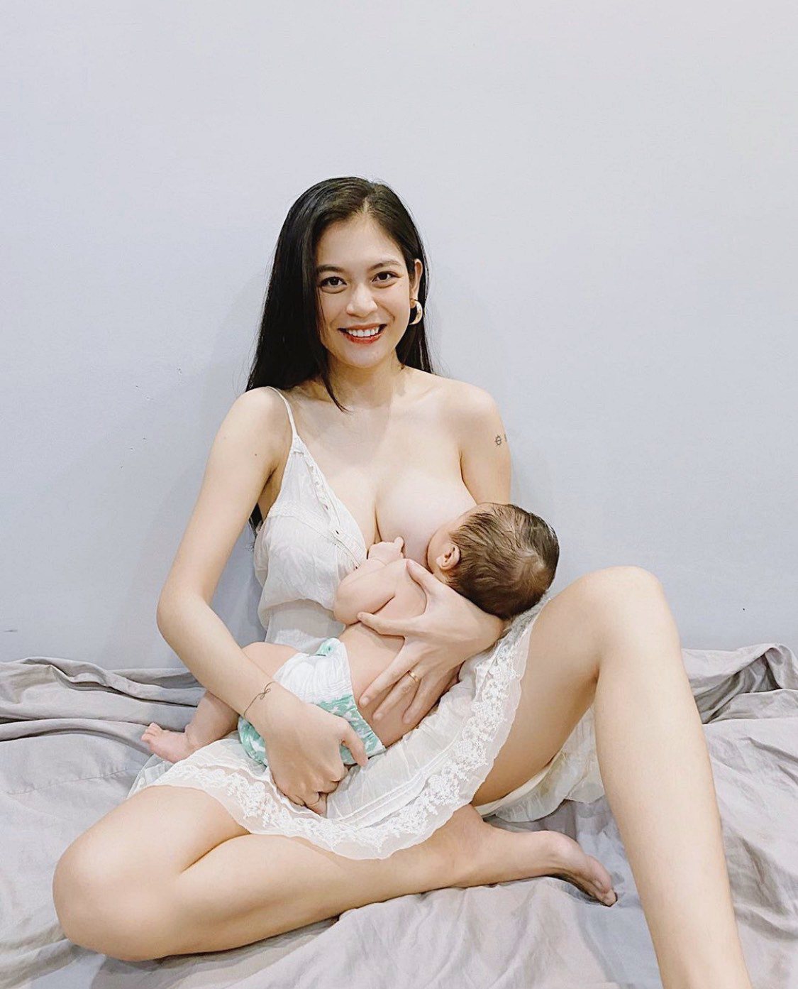Hớ hênh lộ cả bầu ngực nhưng 3 mẹ Việt được khen hết lời vì cho con bú quá đẹp - 4
