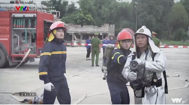 Phim mới của Thu Quỳnh: Bác sĩ đeo khẩu trang sai cách, lính cứu hỏa amp;#34;quênamp;#34; phòng độc - 3