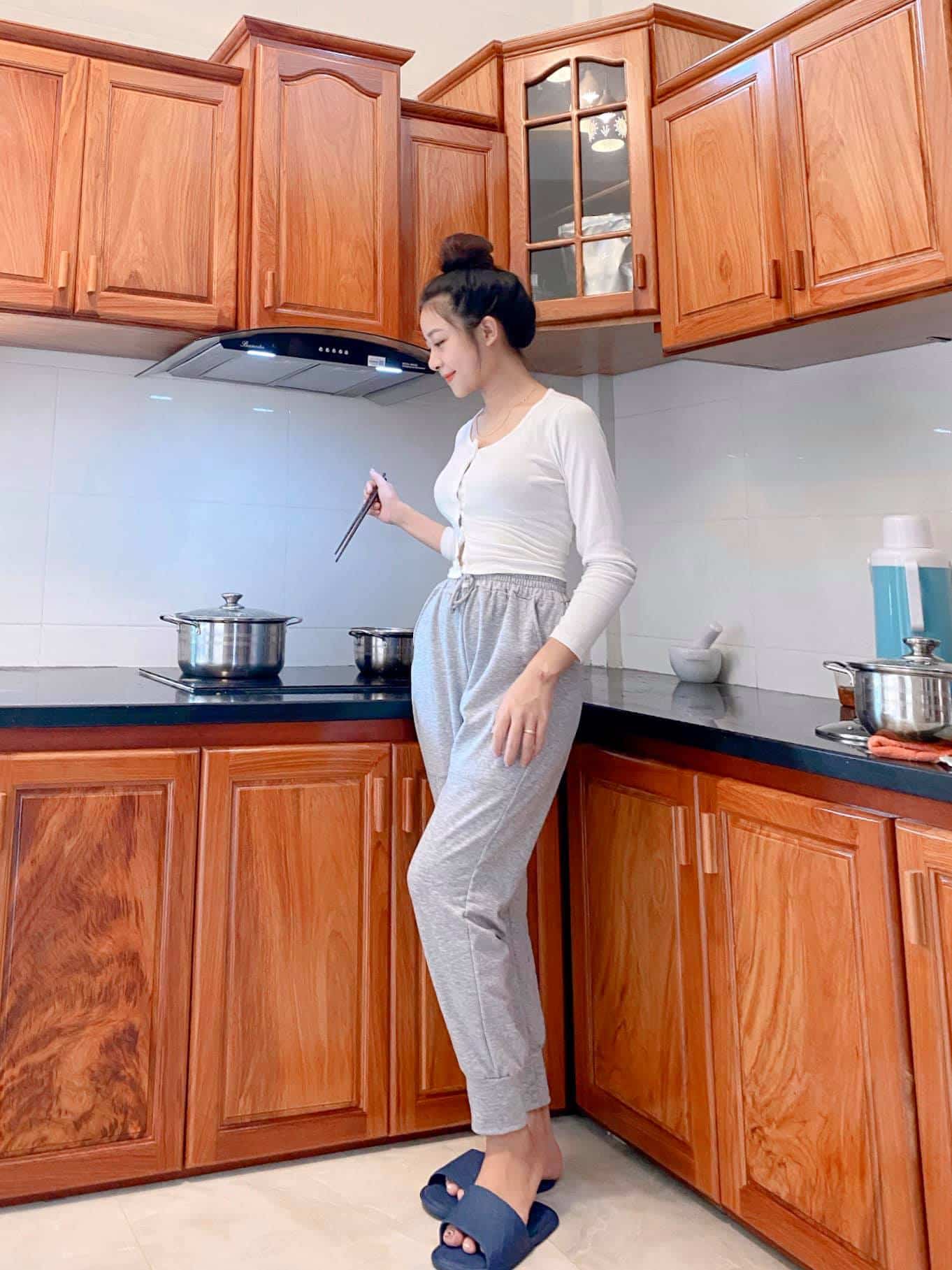 Vợ hotgirl của Phan Văn Đức diện đầm bó sát: mới sinh 2 tháng, nhìn dáng ai cũng ghen - 8