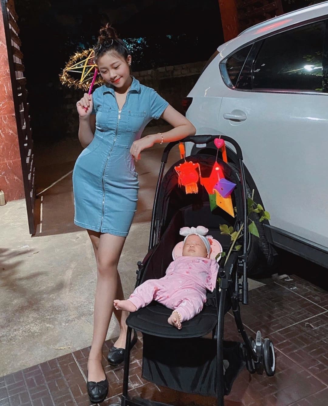 Vợ hotgirl của Phan Văn Đức diện đầm bó sát: mới sinh 2 tháng, nhìn dáng ai cũng ghen - 4