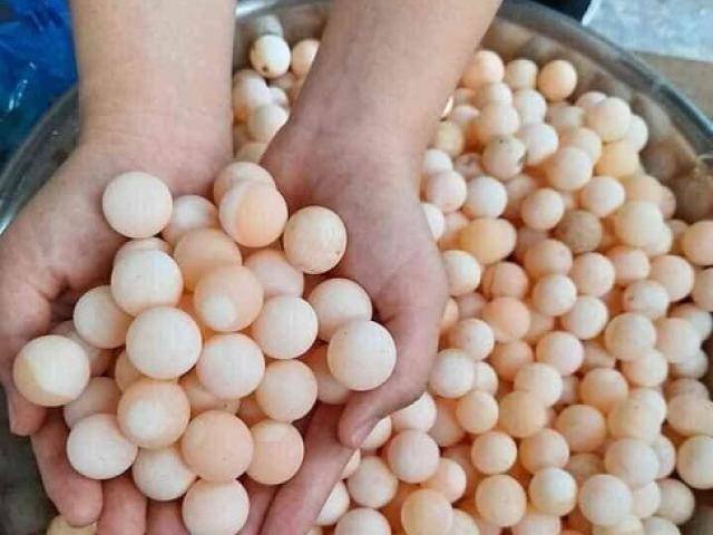 Kỳ lạ loại trứng tí hon bán theo cân, chị em mua cả trăm quả về tẩm bổ cho chồng