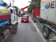 Clip Eva - Tạt đầu bị bấm còi, lái xe bồn hổ báo cầm dao xuống "dằn mặt" tài xế container
