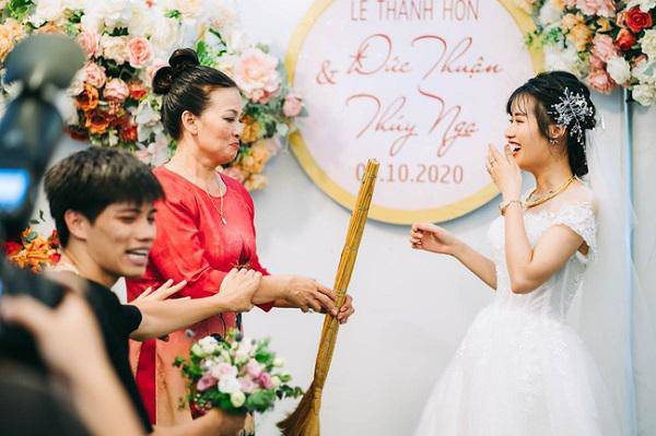 Mẹ chồng trao quà amp;#34;khủngamp;#34; cho con dâu trên sâu khấu, tiết lộ bất ngờ từ chính chú rể - 3