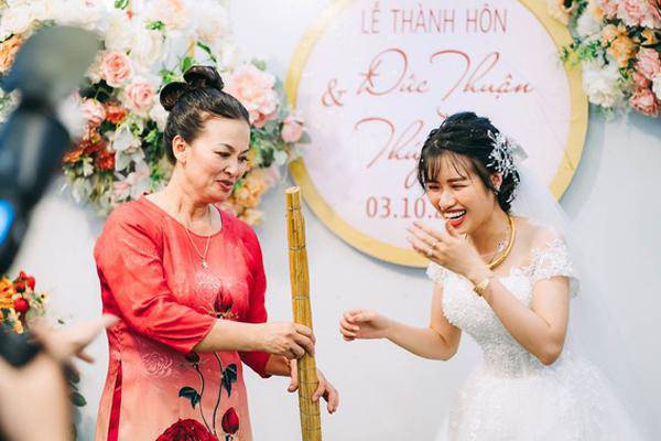 Mẹ chồng trao quà amp;#34;khủngamp;#34; cho con dâu trên sâu khấu, tiết lộ bất ngờ từ chính chú rể - 1