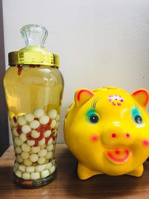 Ngoài chế biến làm thức ăn, một số bà nội trợ còn mang trứng baba ngâm rượu để tẩm bổ cho chồng.